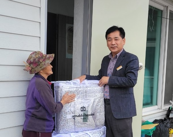 영동읍 맞춤형복지팀은사례 관리 대상자와 복지 사각지대 가정을 대상으로 따뜻한 겨울나기를 위한 사랑의 난방 사업을 진행했다. (사진제공=영동군)