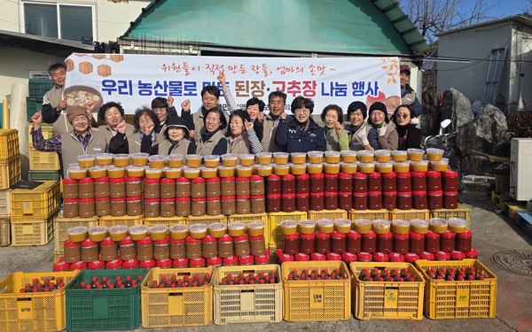 충북 영동군 추풍령면 지역사회보장협의체(위원장 김상봉)는 지난 17일 취약계층을 대상으로 사랑의 된장, 간장, 고추장 나눔 행사를 진행했다. 사랑의 장 나눔 행사는 지역농산물을 활용해 재료 손질부터 담그기, 포장까지 전 과정에 위원들이 직접 참여하는 사업으로 어려운 이웃들이 따뜻한 식사를 할 수 있도록 매년 진행하고 있다. 추풍령면 지역사회보장협의체 위원들은 전통 된장, 간장, 고추장을 취약계층 120가구에 전달했다. (사진제공=영동군)