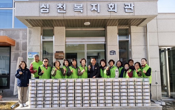 충북 영동군 심천면 지역사회보장협의체는 지난 17일 관내 저소득 주민 100여 명을 대상으로 직접 조리한 사골곰탕과 돼지불고기 등이 담긴 먹거리 꾸러미를 전달하는 '따뜻한 겨울나기, 사랑의 보양식 나눔' 사업을 추진했다. 이날 행사에서는 이병곤 부위원장이 쌀 50포를 기부하여 먹거리 꾸러미와 함께 취약계층 가정에 전달되어 나눔의 의미를 더했다. 