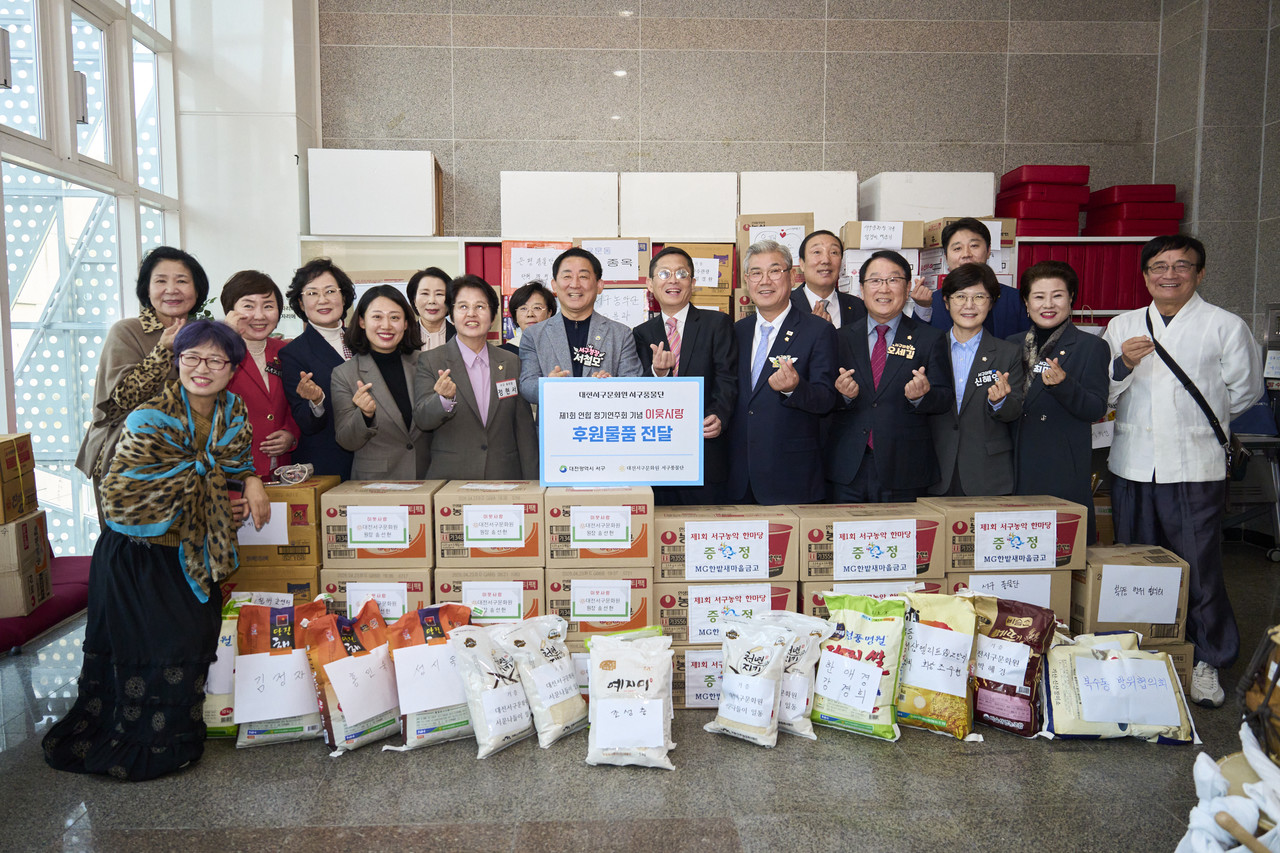 대전서구풍물단이 제1회 연합정기연주회를 성황리에 마쳤다. 사진은 후원 물품 기탁식 모습. (사진제공=대전서구문화원)