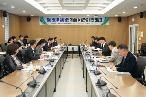 충남 서천군은 지난 17일 군청 상황실에서 행정안전부 지방재정경제실장 주재로 ‘체납징수 강화를 위한 간담회’를 개최했다.(사진제공=서천군)