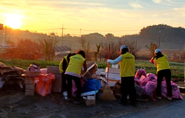 충남 서천군 서천읍은 지난 10일과 15일 저소득 가정을 대상으로 주거환경 개선을 위한 집청소 봉사활동을 실시했다.(사진제공=서천군)