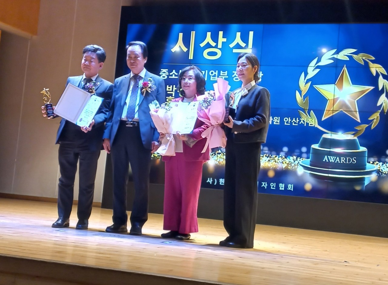 홍수진 명장(왼쪽) 등 수상자들이 기념사진을 촬영하고 있다. (사진제공=사단법인 한국헤어디자인협회)