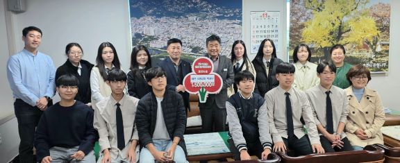 태안읍에 성금을 기탁한 소망교회 학생부 (사진제공=태안읍)