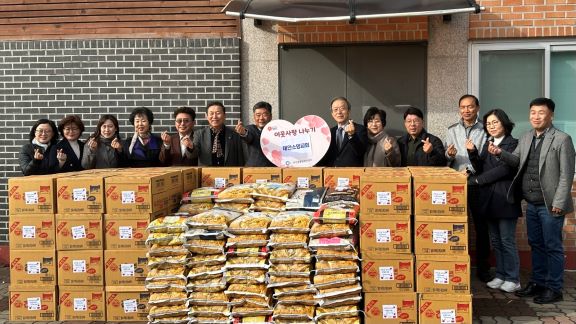 태안 소망교회 쌀과 라면 기탁 모습 (사진제공=태안읍)