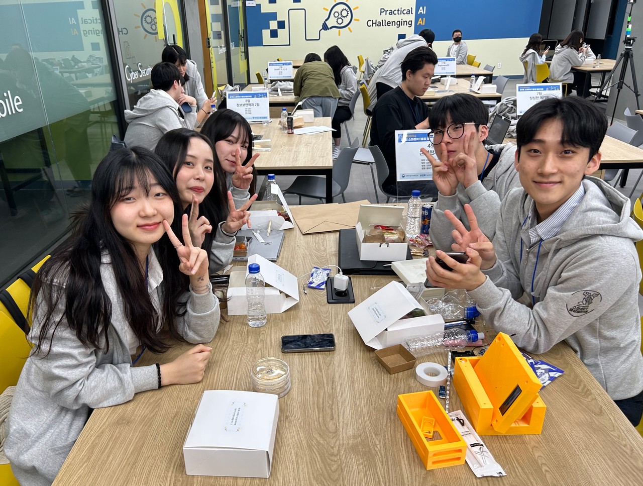 배재대 생명공학과 박신영 교수와 학생들이 ‘안경 세척장치’를 개발해 특허 등록을 마쳤다. 사진은 안경 세척장치를 연구한 학생들 모습. (사진제공=배재대학교)