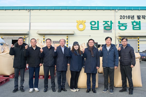 김석필 천안시장 권한대행 부시장이 18일 입장면 공공비축미곡 수매 현장을 찾아 농업인을 격려하고 있다. (사진제공=천안시)