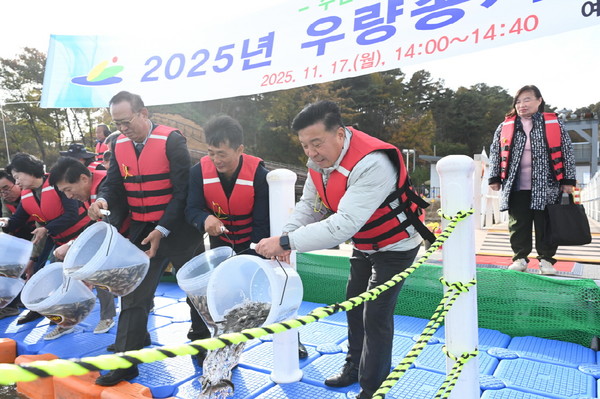 토종어류 방류 작업 모습(사진 제공=예산군 축산과 축수산유통팀)