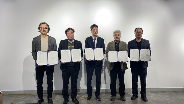 한국기술교육대학교 RISE사업단(단장. 이규만. 오른쪽에서 두 번째)은 천안시 도시재생지원센터, 충남 3개 대학 RISE사업단(공주대, 호서대, 선문대)과 ‘천안시 도시재생 연계 지역혁신 협력을 위한 업무협약’을 체결했다. (사진제공=한국기술교육대)