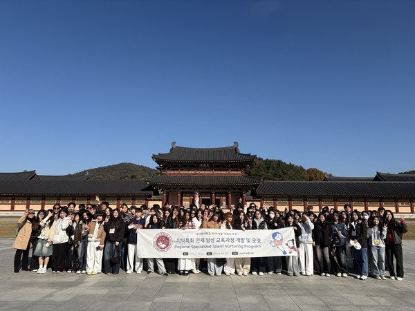 나사렛대 충남 RISE 지역특화 인재 양성 사업의 일환으로 충남 부여 일대의 문화 유적지를 탐방하고 있다.(사진제공=나사렛대)