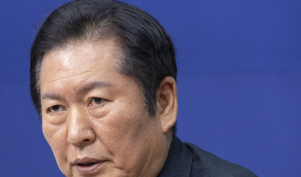 더불어민주당 정청래 대표가 17일 국회에서 열린 최고위원회의에서 전 당원 투표제 도입과 관련해 발언을 하고 있다.[사진=연합뉴스]