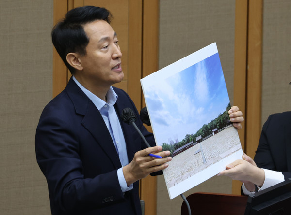 오세훈 서울시장이 18일 서울 중구 서울시의회에서 열린 제333회 정례회 시정질문에 참석, 세운4구역 재개발과 관련된 자료를 들고 질의에 답하고 있다. [사진=연합뉴스]