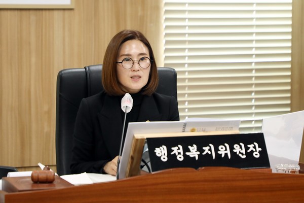 17일 열린 행복위 2차회의에서 김현미 위원장이 안건 심의에 앞서 인사말을 하고 있다.(사진제공=세종시의회)