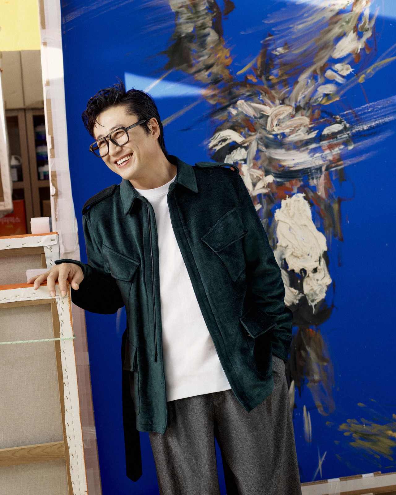 박신양 작가가 본인의 작품인 '당나귀 13' 앞에서 기념사진을 촬영하고 있다. (사진제공=조폐공사)