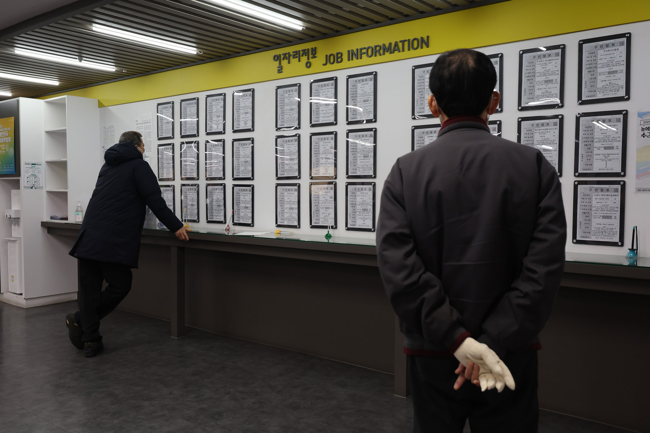 임금근로 일자리수가 증가한 가운데 20대와 고령층의 구조가 엇갈리고 있다.(사진제공=연합뉴스)
