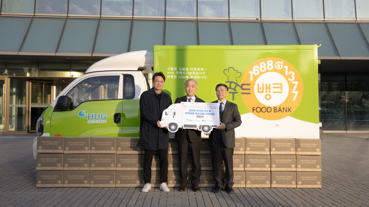 17일 개최된 ‘HUG 드림카’ 사업 차량 기증식에서 윤명규 허그(HUG) 사장직무대행(가운데)과 관계자들이 기념 촬영을 하고 있다. (사진제공=허그)