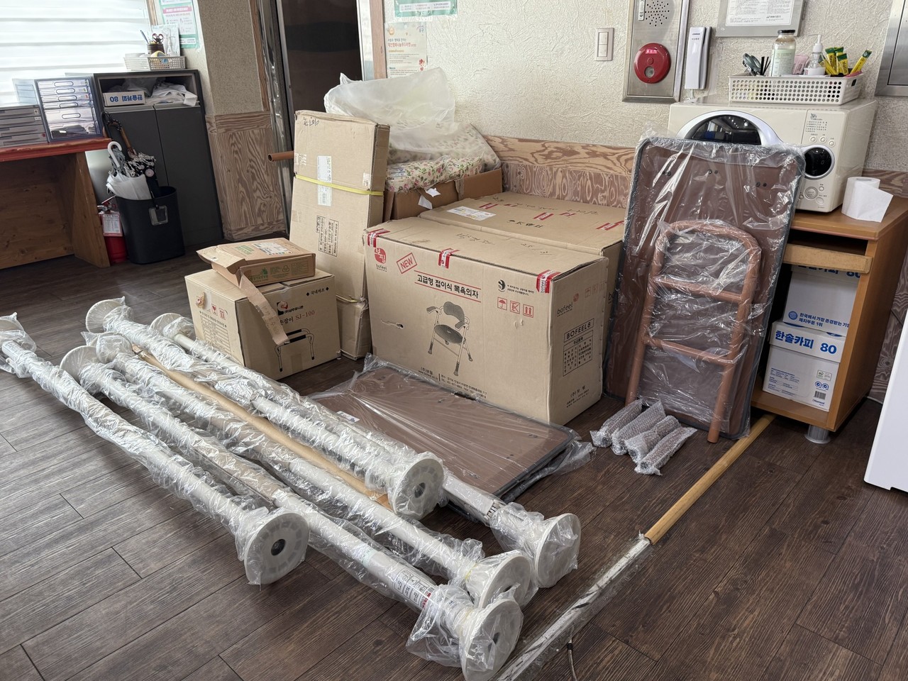 보성재가방문요양센터가 대전기독교종합사회복지관에 취약계층을 위한 복지용구를 후원했다.(사진제공=대전기독교종합사회복지관)