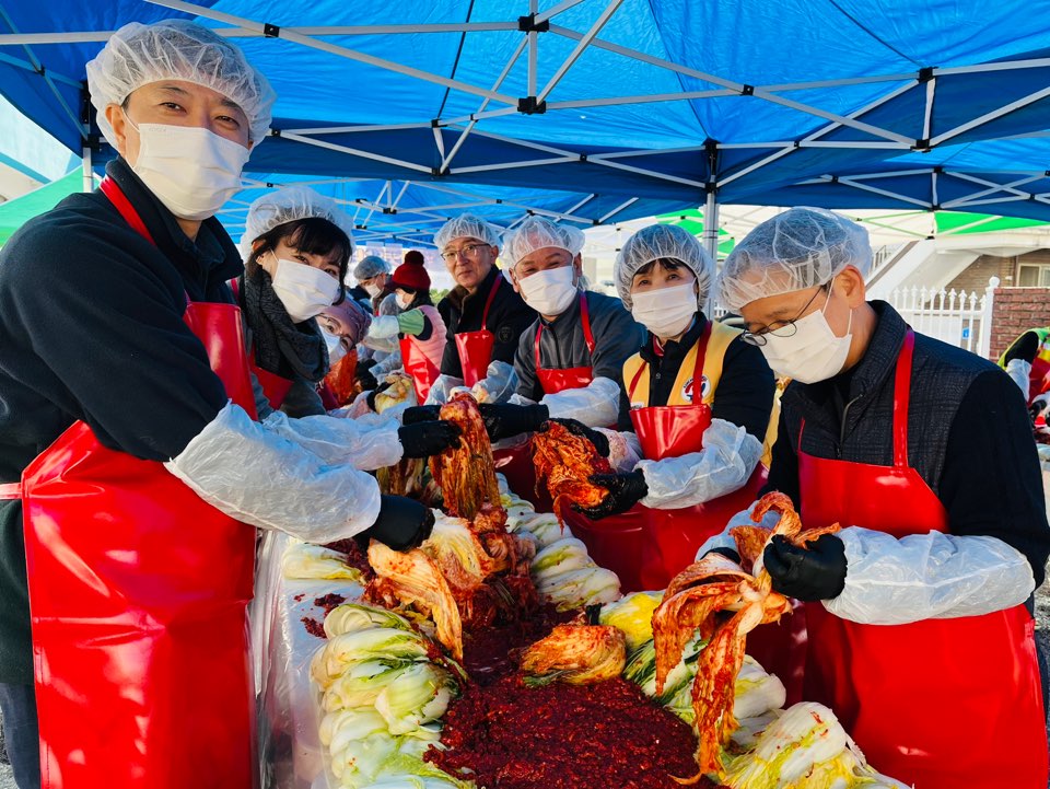 대전종합사회복지관이 18일 지역 봉사단체·기업 7곳과 함께 취약계층 대상 ‘함께 준비하는 김장, 따뜻한 나눔’ 행사를 실시했다.(사진제공=대전종합사회복지관)