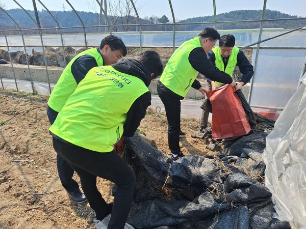 농협천안시지부는 아우내농협과 함께 지난 18일 천안시 동남구 수신면 일원에서 영농폐기물 수거 캠페인을 실시했다. (사진제공=농협천안시지부)