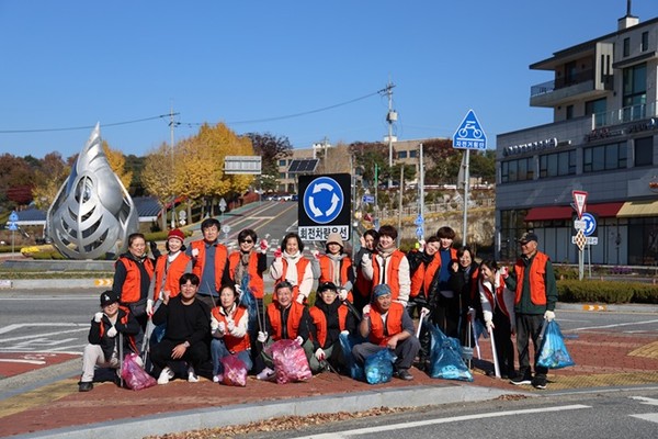 충남도립대학교 자치행정학과가 청양 지역 곳곳에서 자원봉사 릴레이를 이어가며 지역사회로부터 호응을 얻고 있다. 학과 내 봉사동아리 ‘따봉’과 학습동아리 ‘저스티스’, 야간·전공심화과정 학생들로 구성된 ‘달빛 봉사단’이 연합해 플로깅을 중심으로 한 환경정화 활동을 펼쳤다.