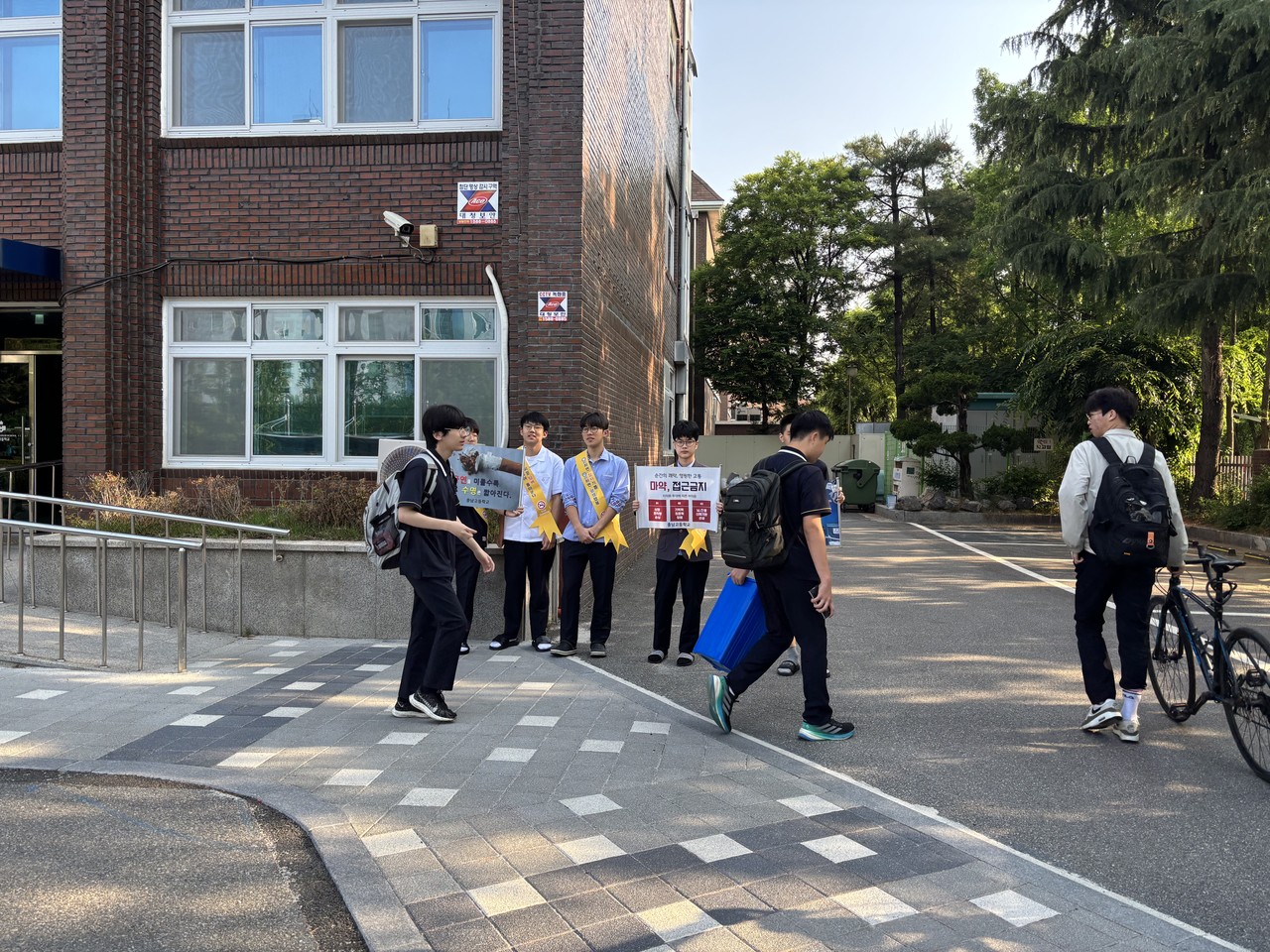 등교시간에 진행된 충남고 흡연예방 캠페인 모습. (사진제공=대전교육청)