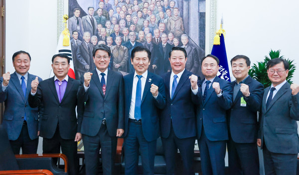 지난 17일, 국회를 방문해 농어촌기본소득 시범사업 국비 상향을 위한 공동 대응 방안을 논의한 7개 지자체 대표들과 정청래 대표가 기념 촬영을 하고 있다. (사진제공=청양군)