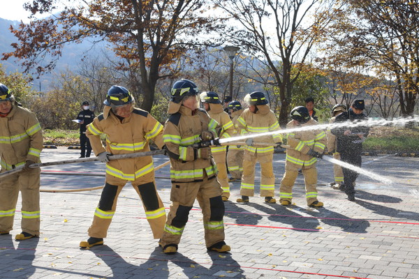  공주소방서는 지난 18일 공주시 백제체육관에서 ‘제33회 의용소방대 소방기술경연대회’를 개최했다고 밝혔다.(사진제공=공주소방서)