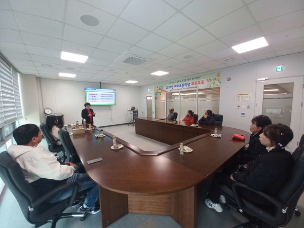 충남 서천군 드림스타트는 최근 2026학년도 초등학교 입학을 앞둔 아동과 양육자를 대상으로 ‘예비초 부모교육 및 책가방 전달식’을 진행했다.(사진제공=서천군)