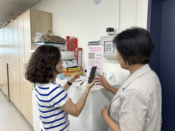 충남 서천군보건소는 임신과 출산에 필요한 지원정보를 보다 쉽게 전달하기 위해 다문화‧외국인 가정을 대상으로 6개 국어(베트남어, 중국어, 캄보디아어, 태국어, 영어, 한국어)로 구성된 임신‧출산지원 안내 배너를 제작·비치했다고 밝혔다.(사진제공=서천군)