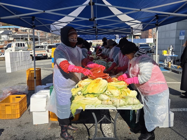 공주시가 북한이탈주민을 위한 김장나눔행사를 하고 있다.[사진제공=공주시]
