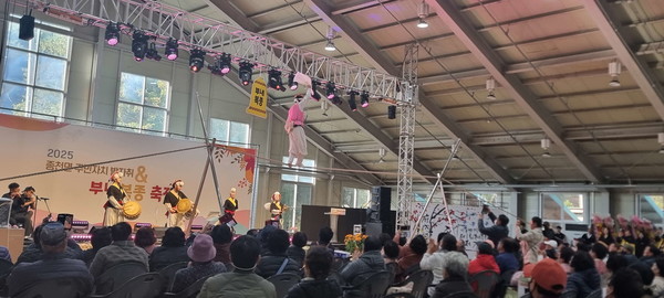 충남 서천군 종천면 주민자치회는 지난 18일 서천군 복지마을 다목적관에서 ‘행복한 동행 주민자치 발자취 및 부내복종 축제’를 성황리에 개최했다.(사진제공=서천군)