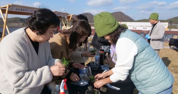 공주시 아트센터 고마 옥상정원에서 ‘2025년 도심 속 소공소공 농촌체험 팜데이(Farm Day)’ 행사가 진행되고 있다.[사진제공=공주시]