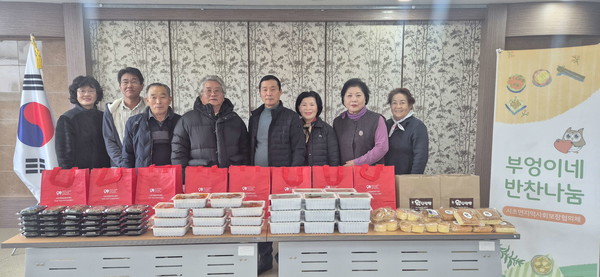 충남 서천군 시초면지역사회보장협의체는 지난 18일, 최근 급격한 기온 하강으로 취약계층의 안전과 건강관리가 우려되는 가운데 돌봄이 필요한 15가구를 대상으로 반찬 지원과 안부 확인 활동을 실시했다고 밝혔다.(사진제공=서천군)