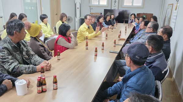 조병옥 음성군수가 화학사고 피해마을 주민들과 간담회를 가졌다. (사진제공=음성군)