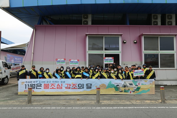 충남 서천소방서는 지난 18일 ‘불조심 강조의 달’을 맞아 서천초등학교 한국119청소년단, 의용소방대와 함께 등굣길 및 전통시장 일원에서 화재예방 합동 캠페인을 전개했다고 밝혔다.(사진제공=서천소방서)