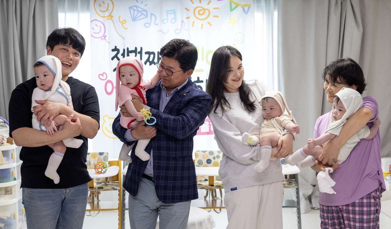 최충규 대덕구청장(왼쪽 두 번째)이 5월 가정의 달을 맞아 지역 네쌍둥이 가정을 방문해 가족들과 기념 촬영을 하고 있다. (사진제공=대전 대덕구)