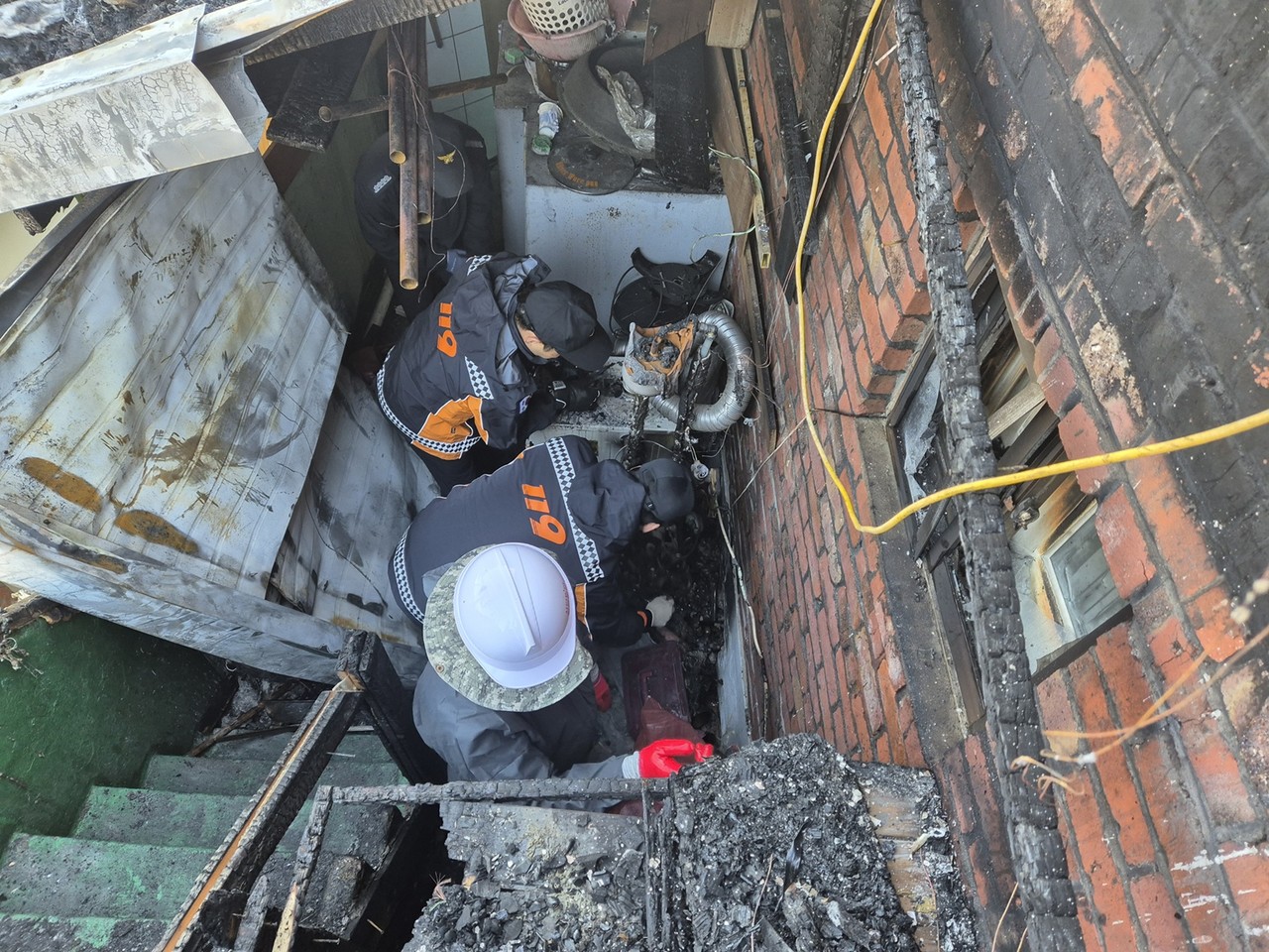 대전소방본부가 19일 중구 옥계동의 한 주택을 방문해 화재 피해복구 지원 활동을 펼쳤다.(사진제공=대전소방본부)