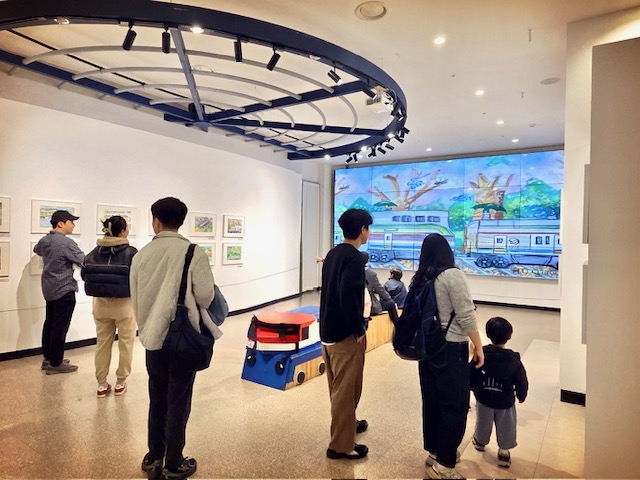 철도박물관 전시회 방문객들이 작품을 감상하고 있다. (사진제공=코레일)