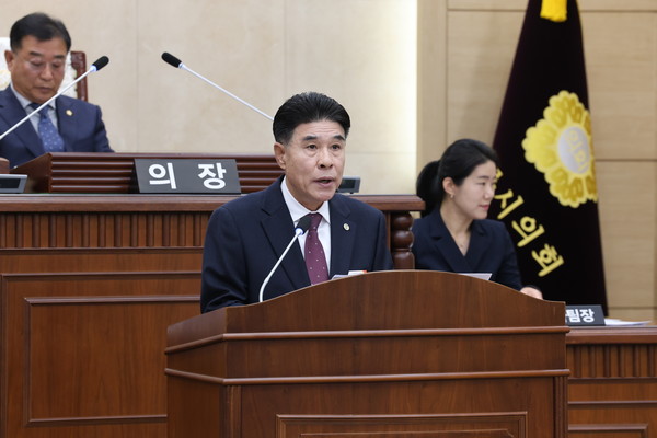 이응우 계룡시장이 제185회 계룡시의회 정례회에 참석해 내년도 시정 운영 청사진을 공개했다(사진제공=계룡시)
