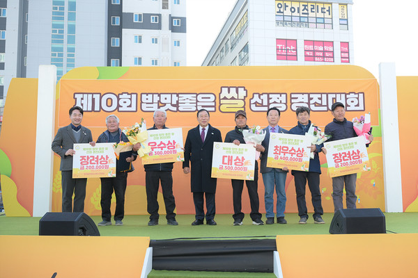 19일 열린 '밥맛 좋은 쌀 선정 경진대회’에서 우수 생산농가로 선정된 쌀 농가들이 시싱식 후 기념촬영했다.(사진제공=세종시)