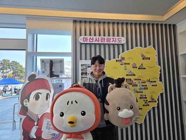 충남도는 ‘2025-2026 충남 방문의 해’를 맞아 충남 방문의 해 홍보대사인 천안 출신 배우 오대환 씨와 함께한 유튜브 시리즈 ‘충남 대환영’을 공개했다고 19일 밝혔다. 충남 대환영은 ‘충남 아저씨가 전하는 충남의 진짜 이야기’를 콘셉트로, 오대환 배우가 고향인 충남의 곳곳을 직접 여행하면서 매력적인 관광 자원을 소개하고 지역 특색이 담긴 이야기를 전하는 시리즈 콘텐츠다.