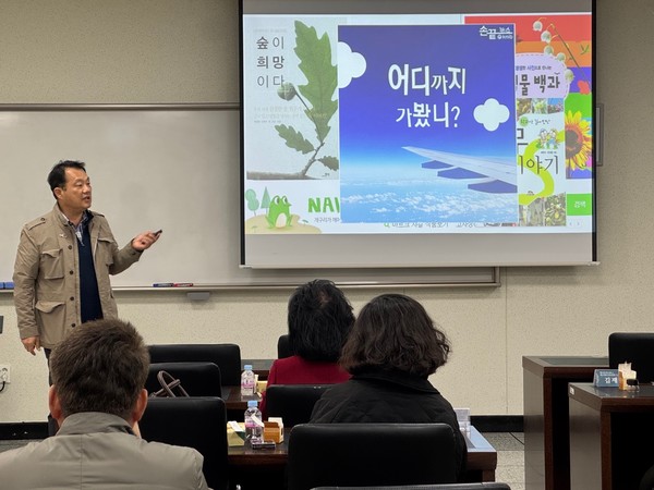 ㈜에코이엔지의 최한수 대표이사가 백석후마니타스 원우들을 대상으로 특강을 진행하고 있다. (사진제공=백석대)