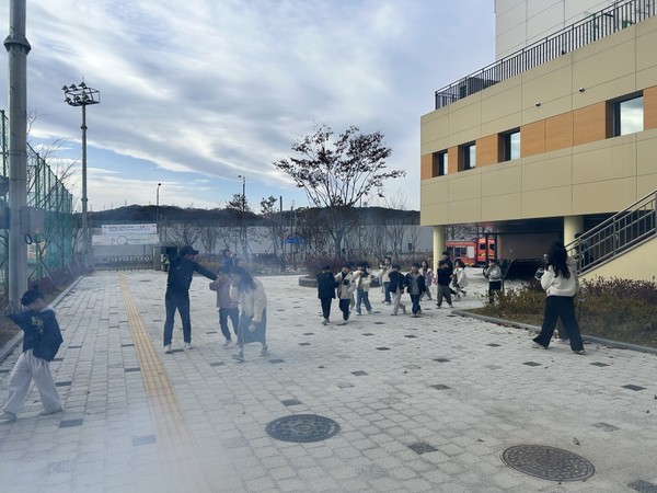 계룡소방서가 대실초등학교 교직원 및 학생 약 450여명을 대상으로 실제 화재를 가장한 소방훈련을 실시했다(사진제공=계룡소방서)