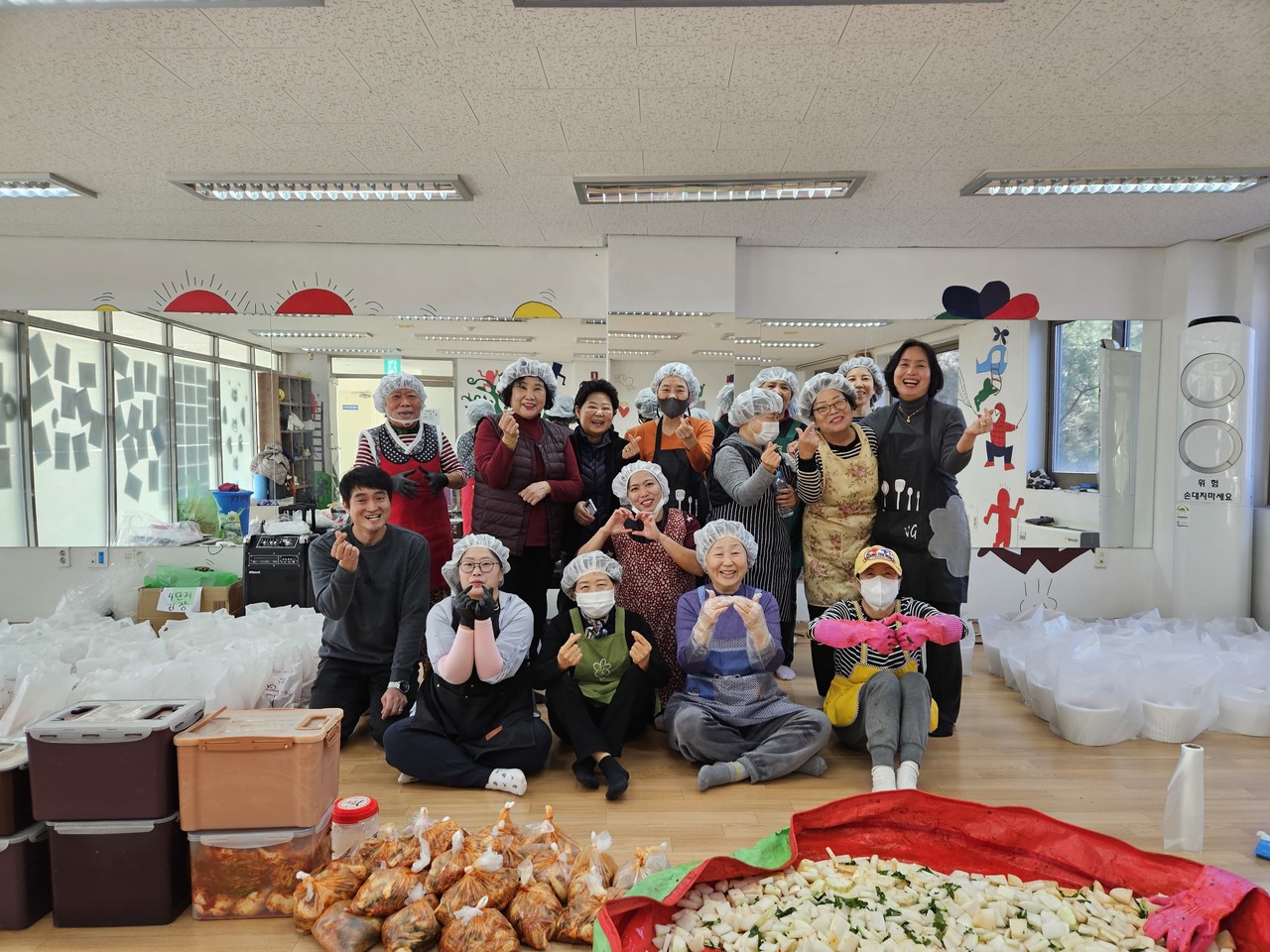 유성구종합사회복지관과 도안휴먼시아4단지아파트 관리사무소가 김장 나눔 행사를 진행했다. (사진제공=유성구종합사회복지관)