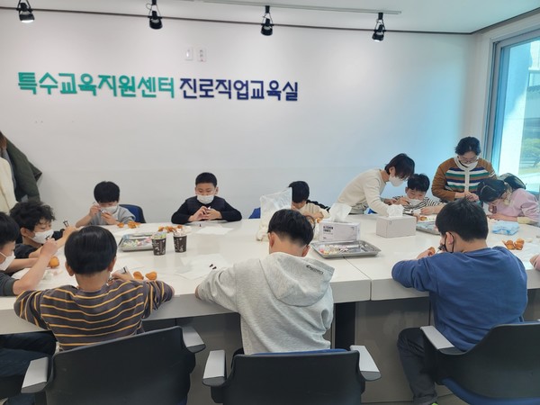 공주교육청 특수교육지원센터는 문화 및 예술 등 체험 확대를 위한 베이킹 교실로 지역사회 통합과 진로 탐색의 기회를 제공하기 위한 베이킹(곰들렌케이어)프로그램 운영에 들어간다고 20일 밝혔다.(사진제공=공주교육청)