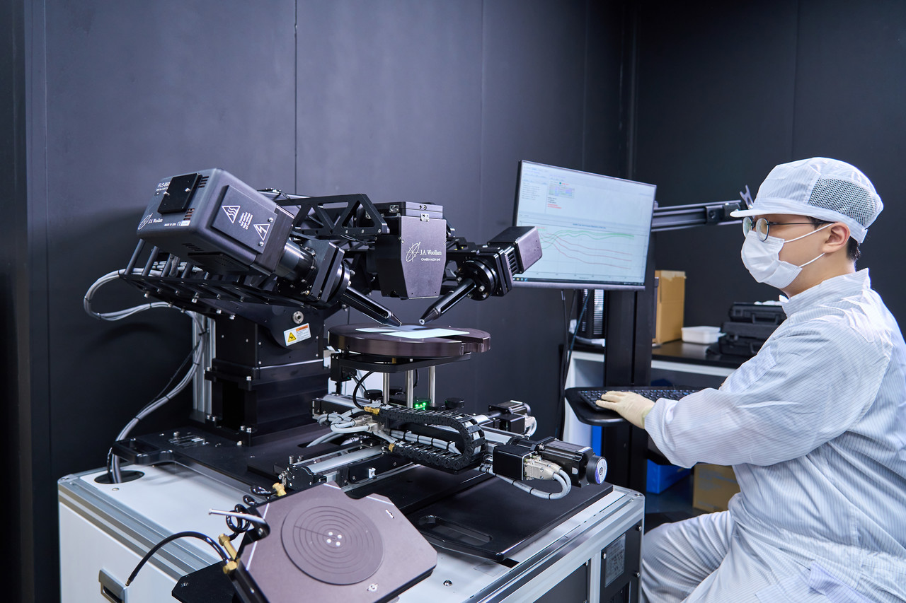 연구진이 실리콘 이종접합 태양전지의 결함을 분석하고 있다 (사진제공=에너지연)