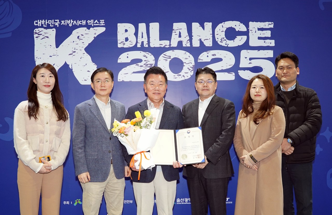 19일 대전테크노파크 김우연 원장(가운데 왼쪽)과 이규헌 단장(가운데 오른쪽)을 비롯한 관계자들이 수상을 기념하고 있다. (사진제공=