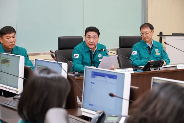 정영철 영동군수가 19일 고병원성 조류인플루엔자(AI)가 발생함에 따라  방역 대응 태세를 점검했다. (사진제공=영동군)