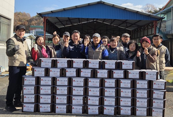 영동군 학산면 지역사회보장협의체는 20일 학산면사무소에서 ‘사랑의 김장김치 나눔’ 특화사업을 실시했다. (사진제공=영동군)