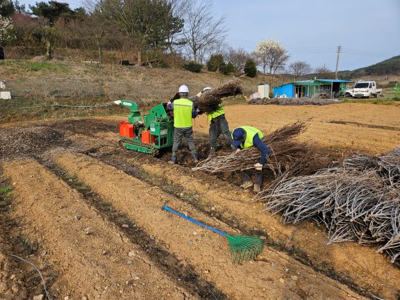 영농부산물 파쇄 모습.   (사진제공=태안군)